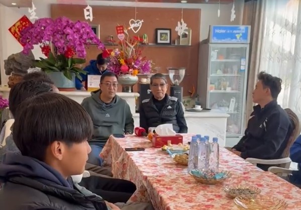  申花董事长谷际庆带领部分球员，前往崇明基地看望徐根宝指导