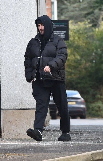  太阳报：卢克-肖被拍到穿着拖鞋散步，他可能下周一恢复训练